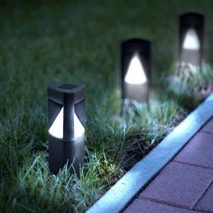 Lampa solara triunghiulara pentru gradina, Aprindere automată la lăsarea întunericului